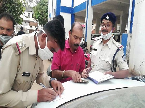 सिहोरा अस्पताल में अधिवक्ता के साथी से जानकारी लेती पुलिस।