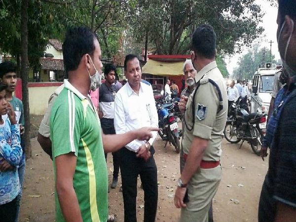 अधिवक्ता को गोली मारने के बाद मौके पर पूछताछ करती सिहोरा पुलिस।