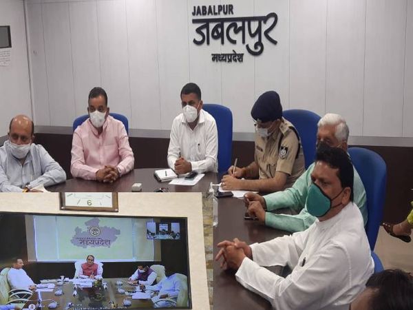 सीएम ने वीडियो कांफ्रेंसिंग के माध्यम से जिले के क्राइसिस मैनेजमेंट ग्रुप के सदस्यों से बात की।