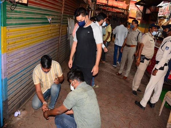 सदर चौपाटी में चार दुकानों को पुलिस ने केंट बोर्ड की मदद से सील की।