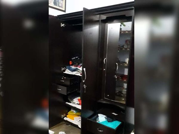 चोरों ने कमरे में रखे अलमीरा का लॉक तोड़ गहने और पैसों की चोरी की।