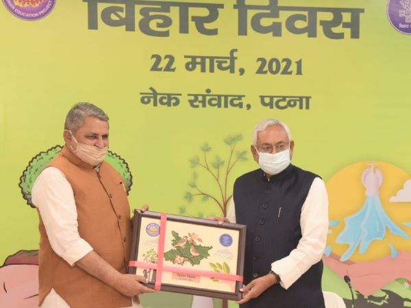 CM नीतीश कुमार को स्मृति चिन्ह भेंट करते शिक्षा मंत्री विजय चौधरी।