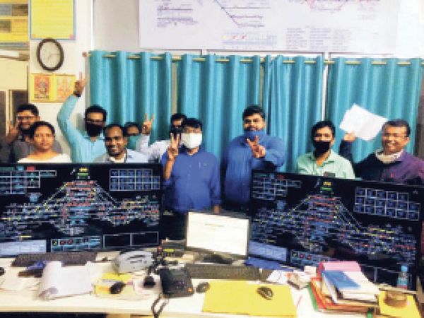 ऑटोमेटिक सिग्नल सिस्टम लांचिंग के बाद एडीआरएम ऑपरेशन एमएम पंडित व अन्य। - Dainik Bhaskar