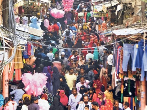 बाजारों में लापरवाही की तस्वीरें