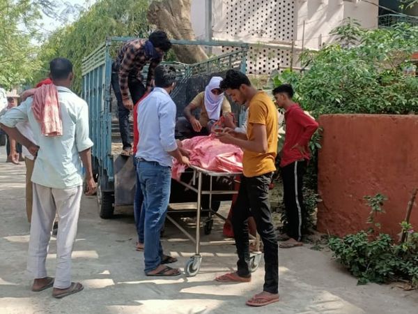 घटनास्थल पर मृतक के परिजन। - Dainik Bhaskar