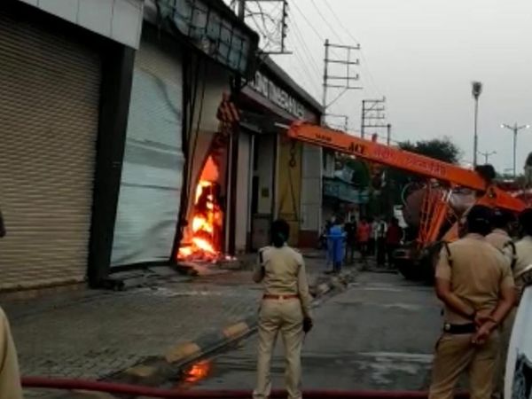 क्रेन की मदद से शटर को तोडा गया