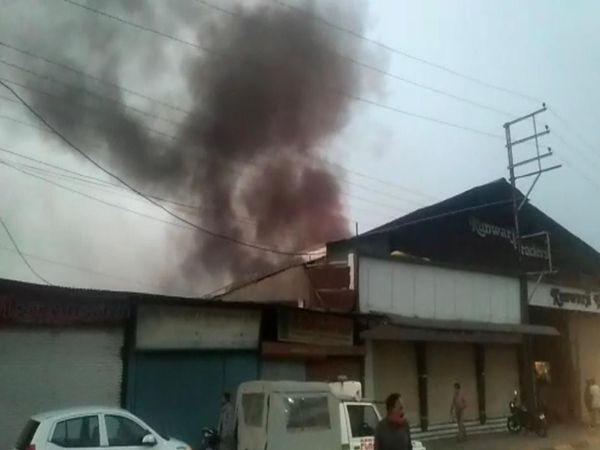 काफी दूर तक दिखा टिंबर में लगी आग से उठने वाला धुआं।