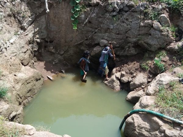 सात साल तक 20 फीट खुदाई करने के बाद दंपति ने पत्थरों से निकाल लिया पानी।