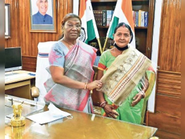 पद्मश्री छुटनी महतो ने सोमवार को राजभवन में राज्यपाल द्रौपदी मुर्मू से मुलाकात की। - Dainik Bhaskar