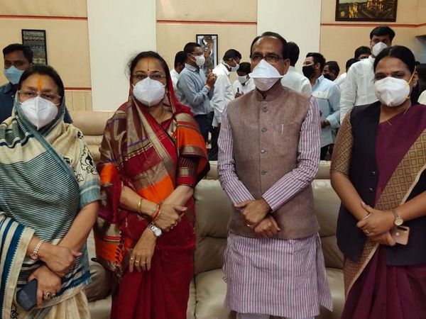 सीएम शिवराज के साथ पूर्व महापौर मालिनी गौड़।