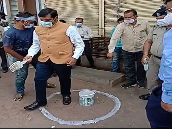 मंगलवार सुबह सायरन बजने के बाद कलेक्टर कौशलेन्द्र विक्रम सिंह बाड़ा पर सोशल डिस्टेंस के लिए गोला बनाते हुए