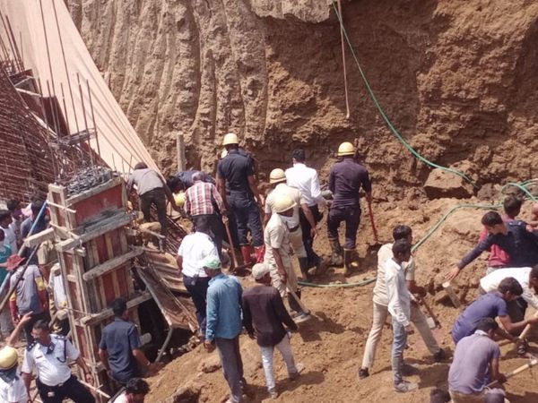 रेस्क्यू व फायर की टीमें बचाव कार्य में जुटी।