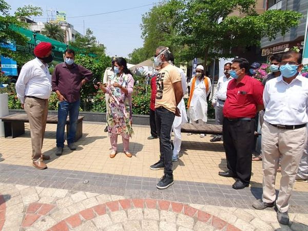 निगमायुक्त प्रतिभा पाल ने 56 दुकान पहुंचकर व्यापारियों से बात की।