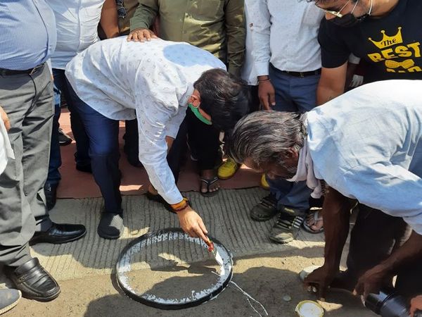 विधायक रमेश मेंदोला ने दुकान के सामने गोल घेरा बनाया।