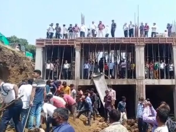 रेस्क्यू टीम के साथ स्थानीय लोग भी बचाव कार्य में जुटे हुए हैं।