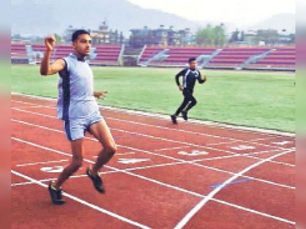 नेपाल में दौड़ में क्रॉस लाइन पार करते धीरज पटेल। - Dainik Bhaskar