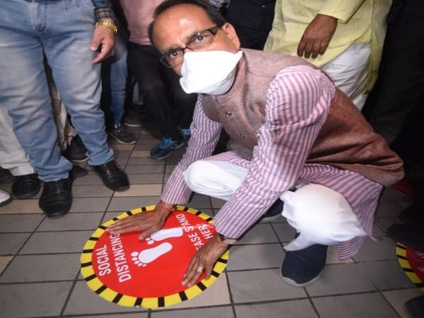 सीएम ने दुकान के सामने लगाए गोल घेरे।