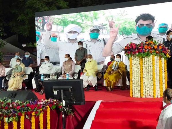 मंच से ही सीएम ने मास्क लगाने का संकल्प दिलवाया।