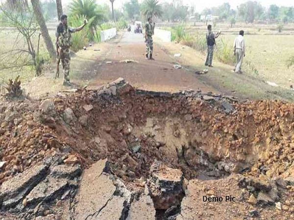 छत्तीसगढ़ में नारायणपुर जिले के कड़ेनार इलाके में धौड़ाई और पल्लेनार के बीच घना जंगल है। नक्सलियों ने यहीं पर घात लगाकर बस को IED ब्लास्ट से उड़ा दिया। -फाइल फोटो। - Dainik Bhaskar