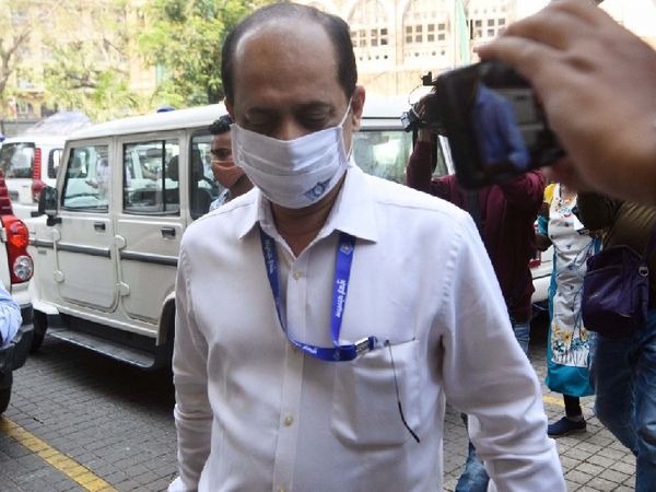 सचिन वझे की यह तस्वीर तब कि है जब वे पहली बार पूछताछ के लिए NIA ऑफिस में गए थे। - Dainik Bhaskar
