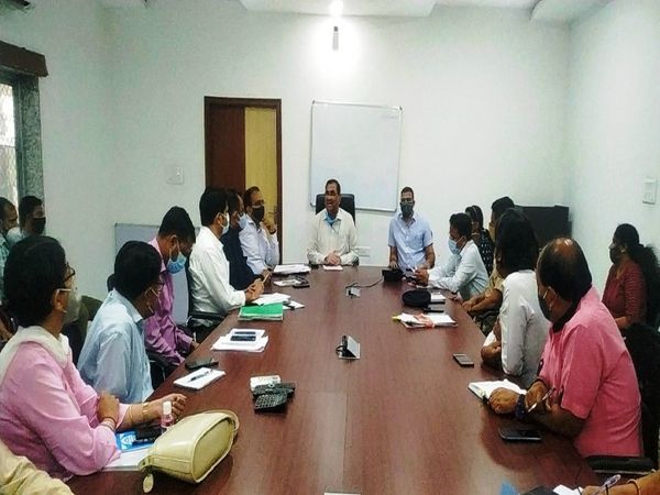 कोरोना कोर कमेटी की बैठक में शामिल होते हैं। उदयपुर कलेक्टर और पुलिस अधीक्षक।