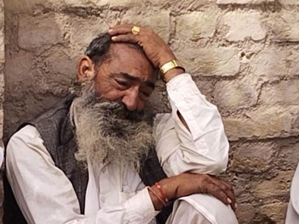 4 बच्चों का दादा मालाराम दिनभर घर के बाहर बैठे रहते हैं। वह अपनी सुध-बुध खो बैठे हैं।