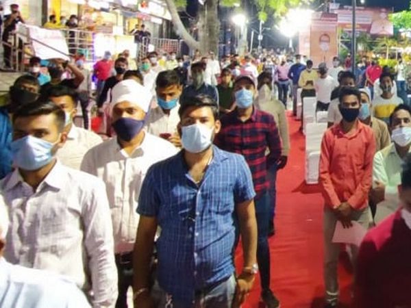 मंच पर सीएम शिवराज तो नीचे आमजन खड़े हुए।