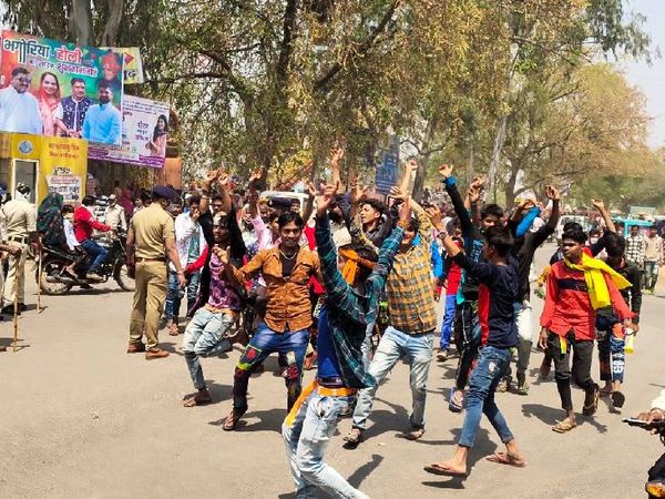 सड़कों पर आदिवासी युवा इस तरह झूमते रहे।