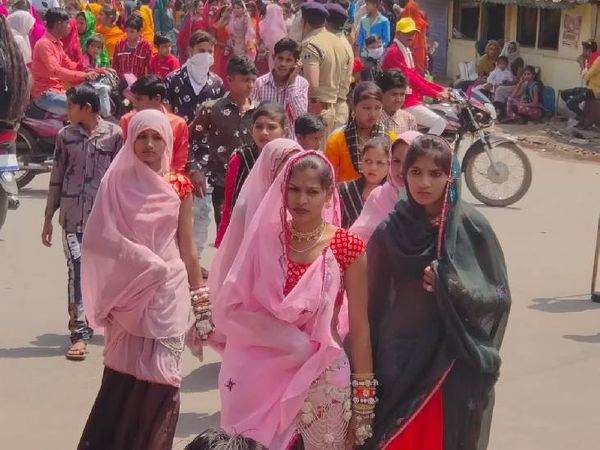 मेले में युवतियां भी फैशन करते हुए शामिल हुईं।