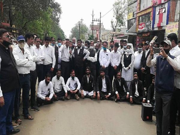 सिहोरा में अधिवक्ताओं ने किया प्रदर्शन।