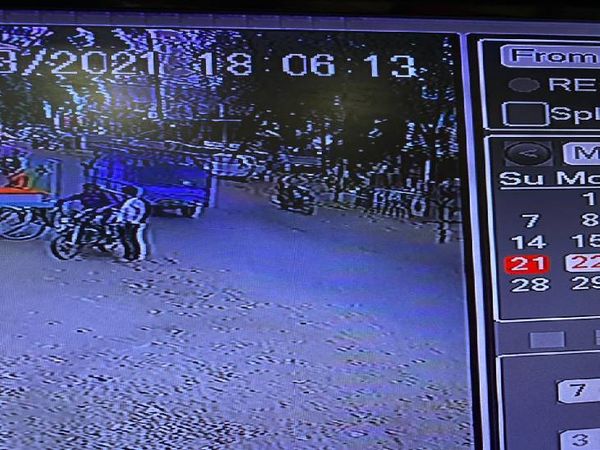 सीसीटीवी में स्कूटी सवार बदमाश कैद मिले, उनकी तलाश जारी है।