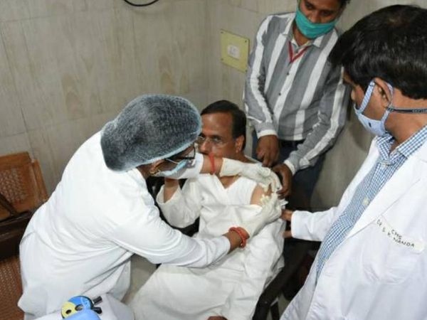 लखनऊ के सिविल अस्पताल में कोरोना की वैक्सीन लगते उप मुख्यमंत्री दिनेश शर्मा। - Dainik Bhaskar