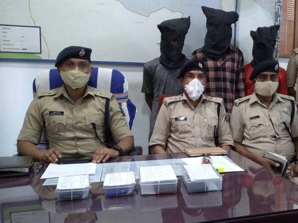 गिरफ्तार तीनों आरोपियों में कीताडीह निवासी विकास मदीना, मन्नू पात्रो और बागबेड़ा निवासी जितेंद्र मांझी शामिल हैं। - Dainik Bhaskar