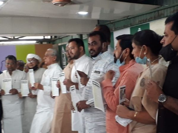 राजद का मुखपत्र 'राजद समाचार' का लोकार्पण करते तेजस्वी यादव व अन्य।