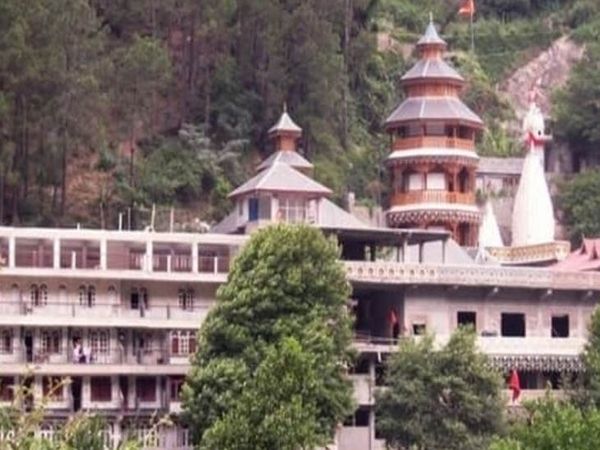 कुल्लू जिला मुख्यालय के निकट स्थित वैष्णो माता मंदिर, जहां सराय में काम करने वाला युवक मृत पाया गया है। - Dainik Bhaskar