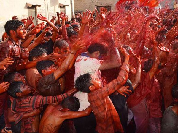 पानीपत के नौल्था में होली पर रंग में भीगकर मस्ती करते गांव के युवा और बूए़े-बच्चे। -फाइल फोटो - Dainik Bhaskar