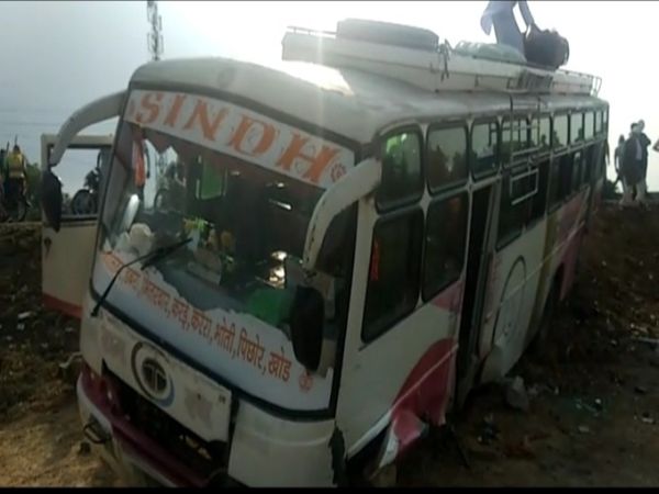 हादसे के बाद बस में सामान उतारते लोग, घटना के समय बस में 40 यात्री सवार थे