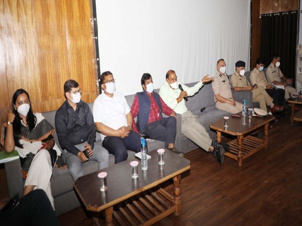 शहर के नाकों पर थर्मल स्क्रीनिंग, हिस्ट्री चेक के निर्देश देते संभागीय आयुक्त, पास बैठे हैं IG ग्वालियर, कलेक्टर, SP ग्वालियर और नगर निगम आयुक्त