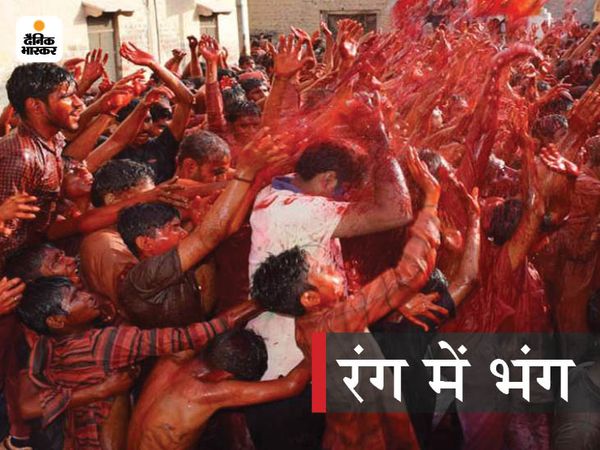 पानीपत के नौल्था में होली पर रंग में भीगकर मस्ती करते गांव के युवा और बूए़े-बच्चे। -फाइल फोटो - Dainik Bhaskar