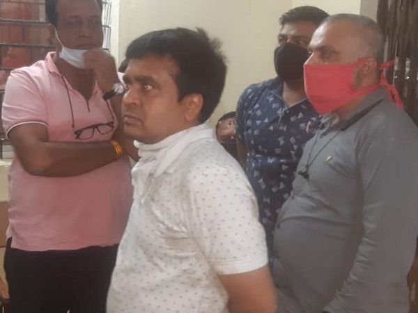 पुलिस थाने पहुंचकर व्यापारी ने अपने साथ हुई लूट की पूरी बात बताई।