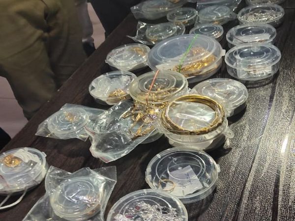 चोर के पास से पुलिस ने चार चोरियों के माल को बरामद कर लिया है।