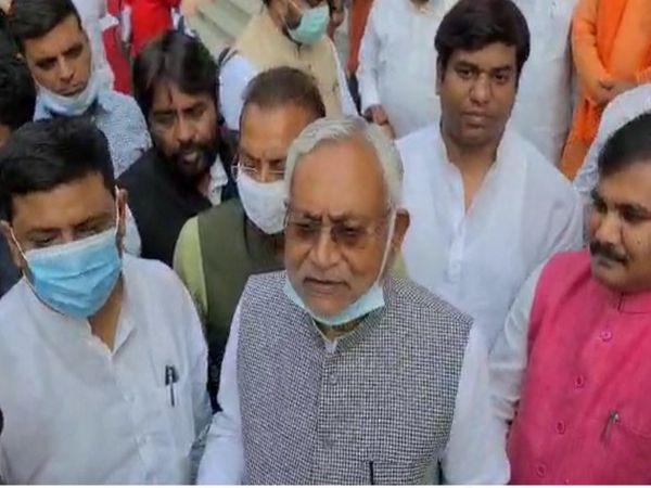 विधानसभा परिसर में पत्रकारों से बात करते CM नीतीश कुमार। - Dainik Bhaskar