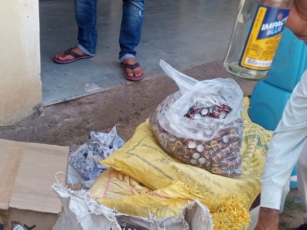 देसी शराब से अंगेजी शराब बनाने का सामान। पुलिस ने जब्त किया।