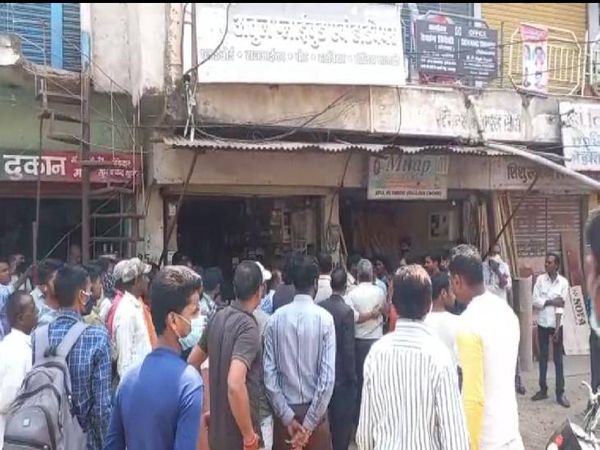 वारदात के बाद मौके पर पहुंची पुलिस ने हार्डवेयर दुकानदार उपेंद्र चतुर्वेदी को दबोच लिया।