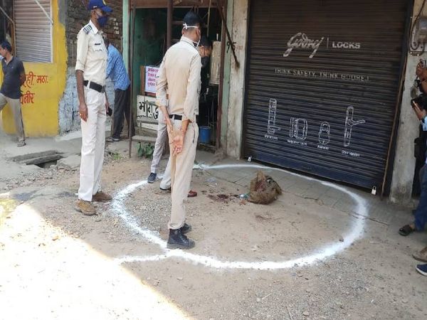 विष्णु बोरी में सामान पैक करवा कर ले जाने वाला था, पर 10 रुपए के विवाद में उसकी हत्या कर दी गई।