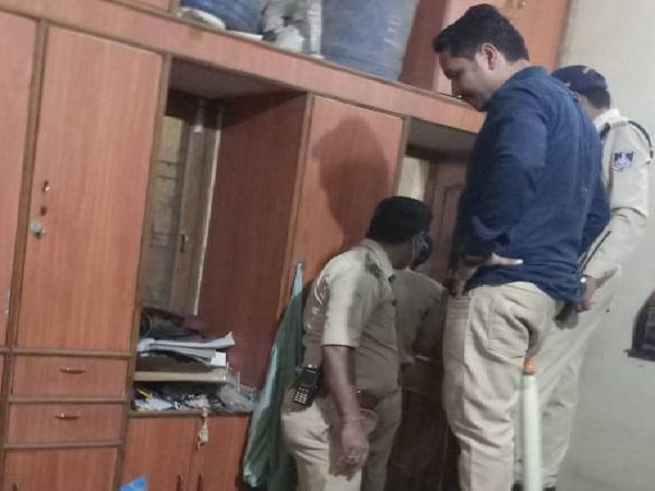 आरोपी अनुराग के घर हत्या में प्रयुक्त चाकू की सर्चिंग करती मदनमहल पुलिस।