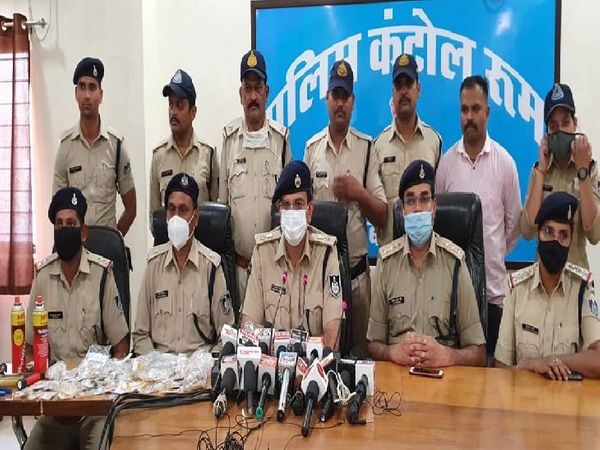 संजीवनी नगर में हुई पांच चोरी की वारदातों का खुलासा करते हुए एसपी सिद्धार्थ बहुगुणा व अन्य।