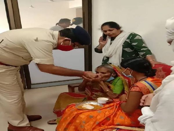 टीआई ओमती एसपीएस बघेल ने करवाया भोजन।