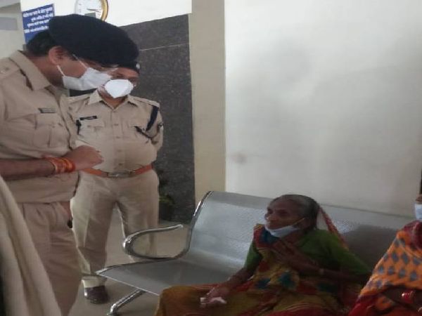 एसपी सिद्धार्थ बहुगुणा ने वृद्धा की पीड़ा सुनी और फाैरन काउंसलिंग कराने का निर्देश दिए।