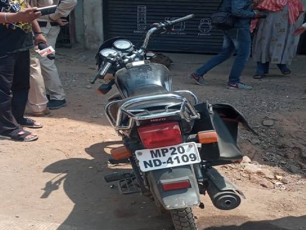 विष्णु इसी बाइक से हार्डवेयर दुकान पर सामान लेने गया था। घटनास्थल से उसकी बाइक को पुलिस ले गई।